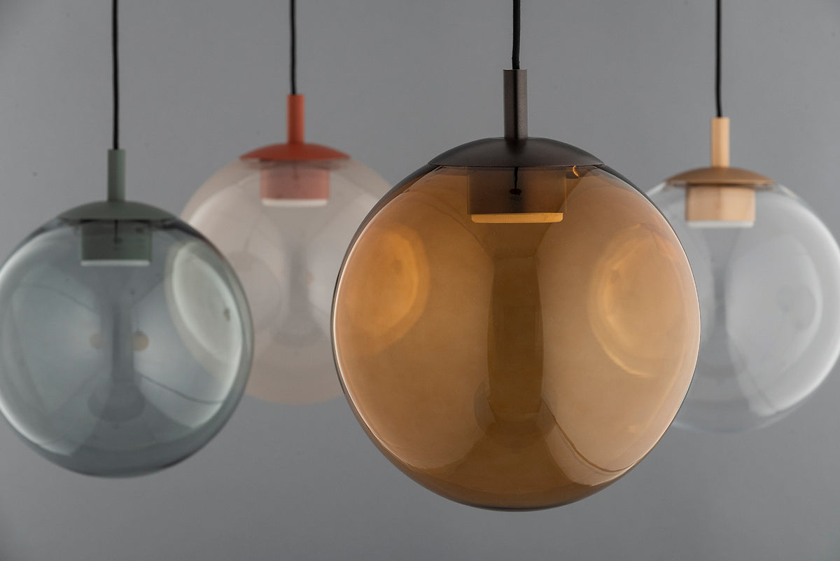 1 valgusallikaga rippvalgusti Calma – läbipaistev merevaigukollane, harjatud titaan