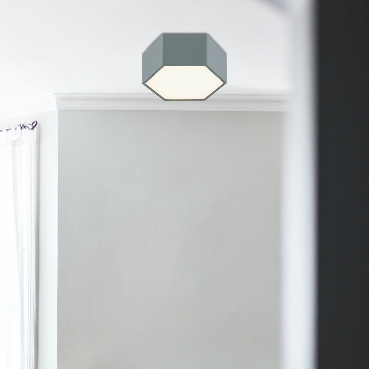 LED-laevalgusti Celia – tume salveiroheline